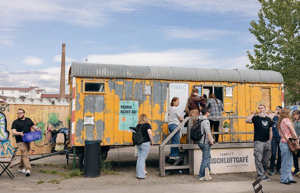 Das Frischluftcafé im Bauwagen auf dem FABRIC-Gelände