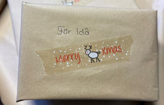 Ein Geschenk mit Schriftzug "für Ida"