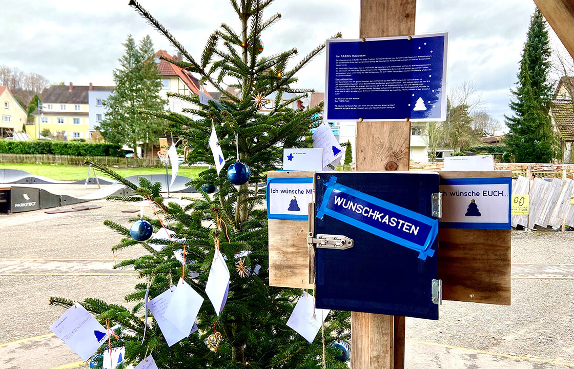 FABRIC-Wunschbaum vor dem Plankiosk in Lörrach-Brombach.