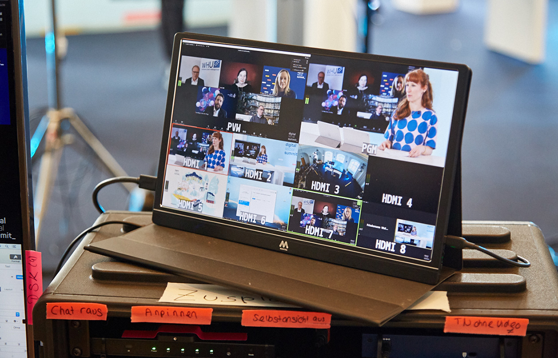 Laptop mit Livestream des Events auf dem Bilschirm.