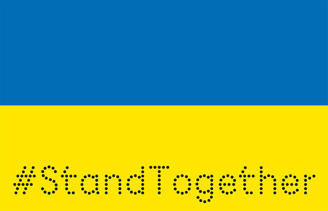 Grafik mit den Farben der ukrainischen Flagge und dem Schriftzug "Stand together"