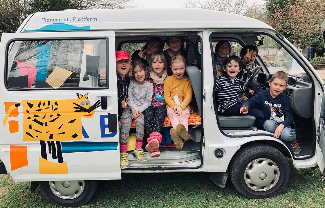 Kinder der Schöpflin Schule im "Tiermobil" Mini-Bus