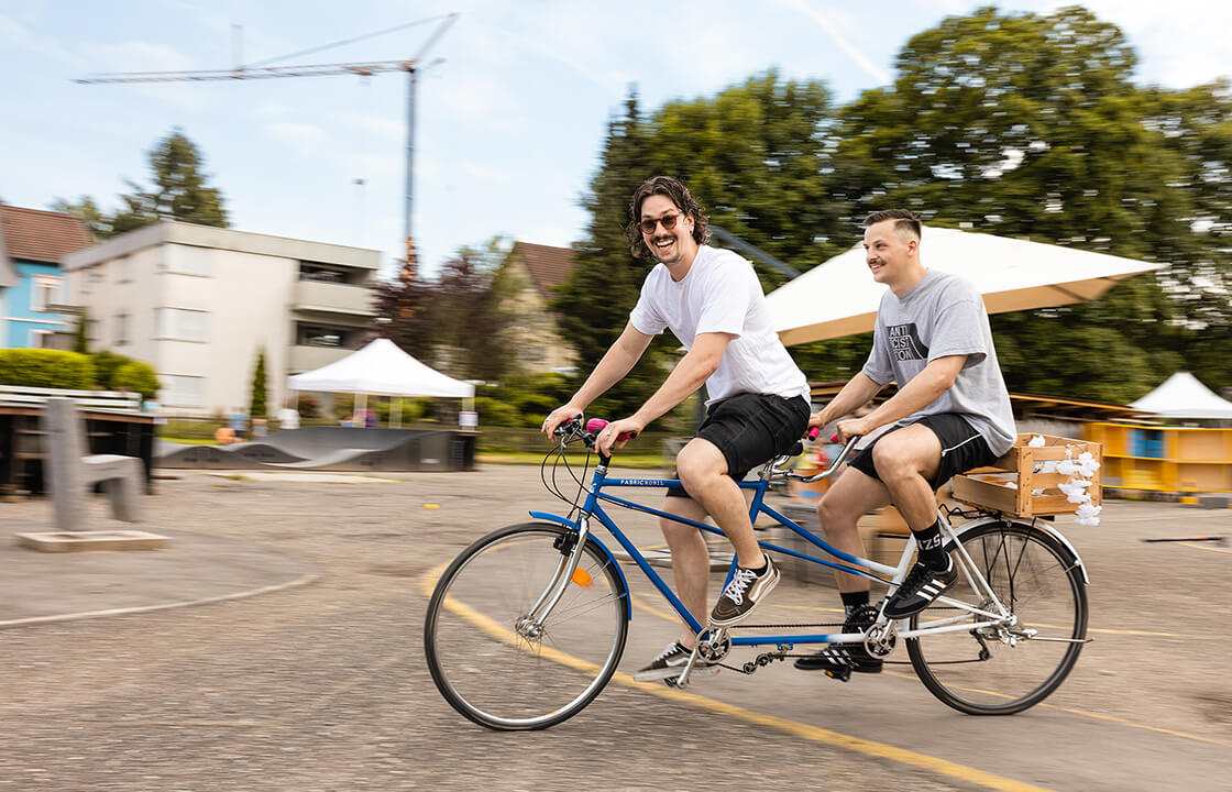 Zwei junge Männer haben Spaß auf dem FABRIC-Tandem.