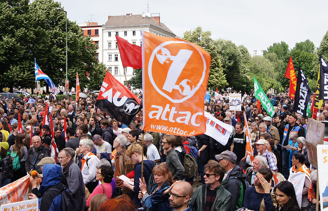 Demonstration von Attac im Jahr 2020 mit Plakaten "Europa. Anders.Machen"