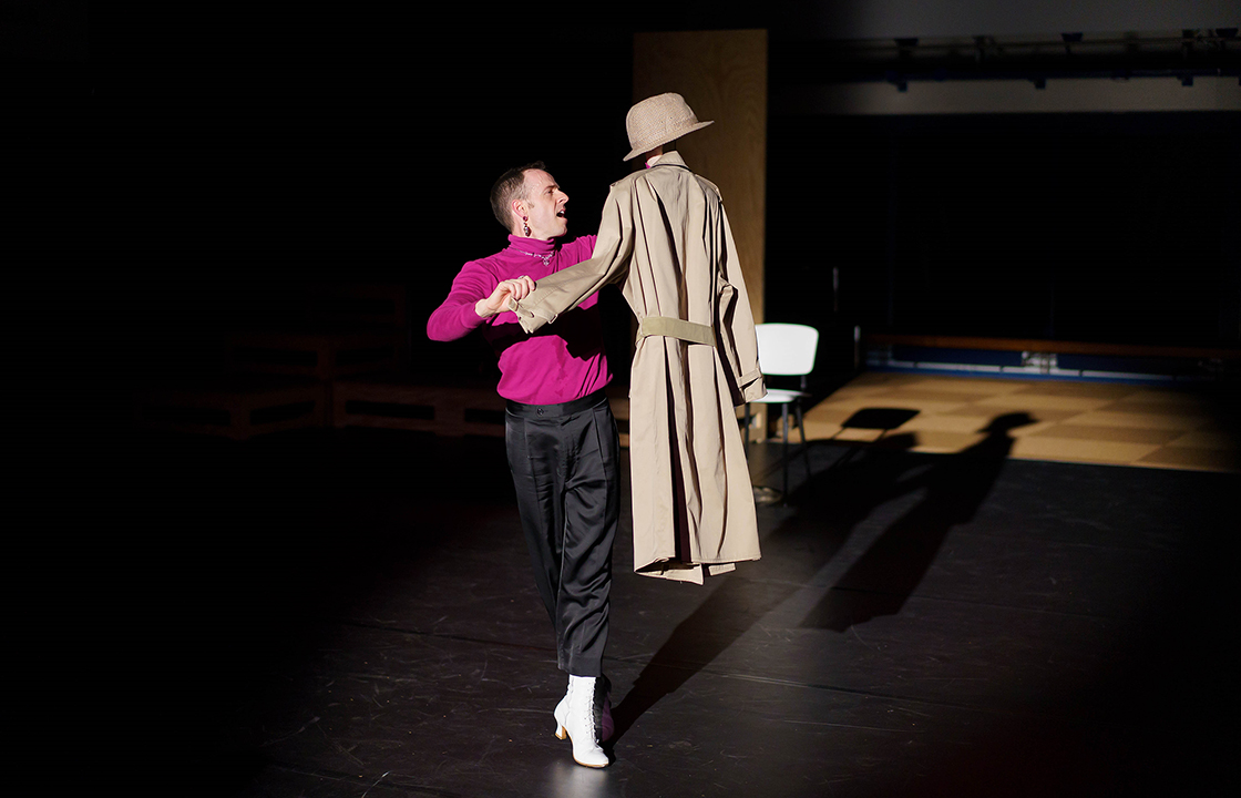 Szene aus »The Pink Panther« mit dem Tänzer Javier Rodríguez Cobos
