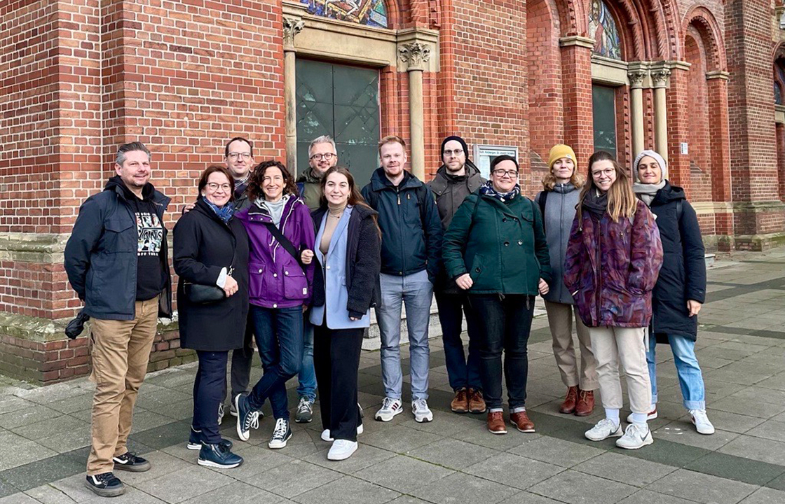 Gruppenfoto von Stiftungsmitarbeiter:innen und Fellows.