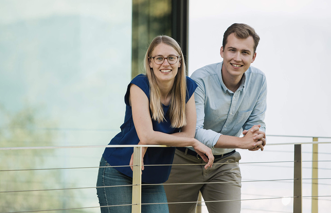 Fotos der ProjectTogether Geschäftsführer:innen Henrike Schlottmann und Philipp von der Wippel