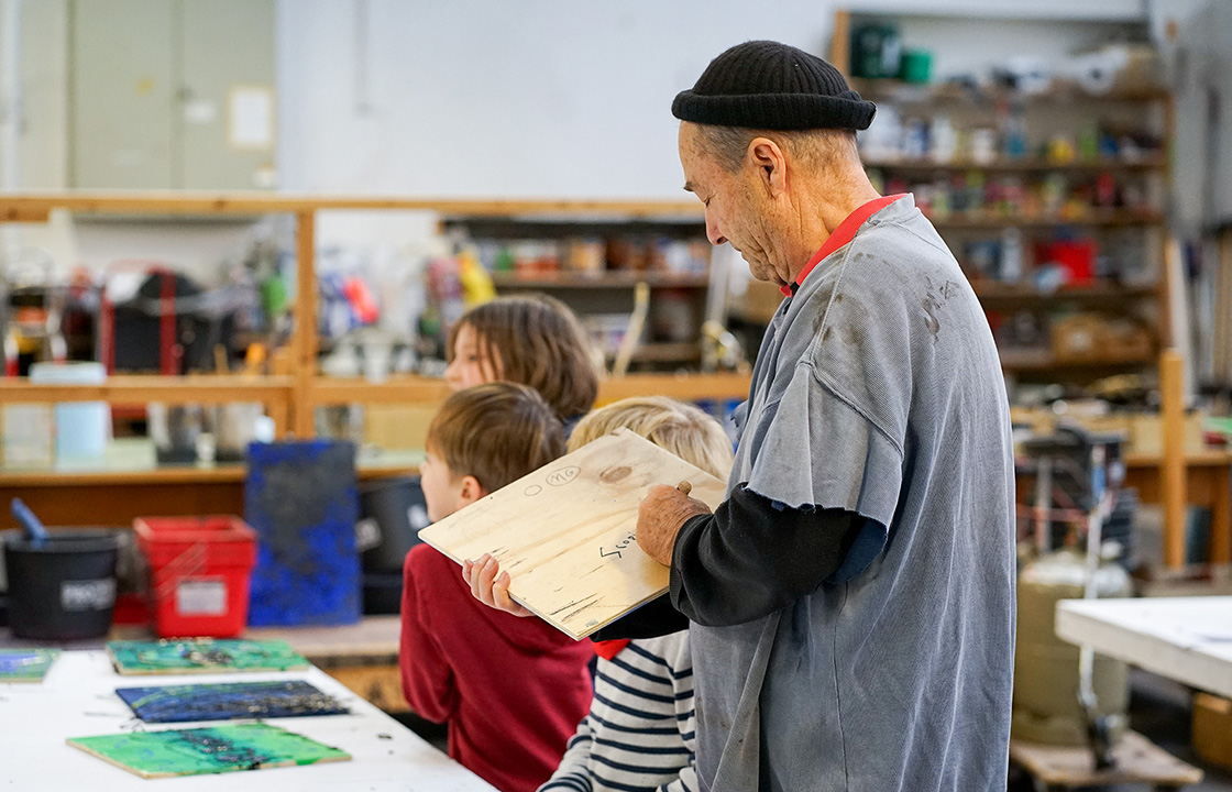 Der Künstler Scopin und Kinder der Schöpflin Schule im Atelier.