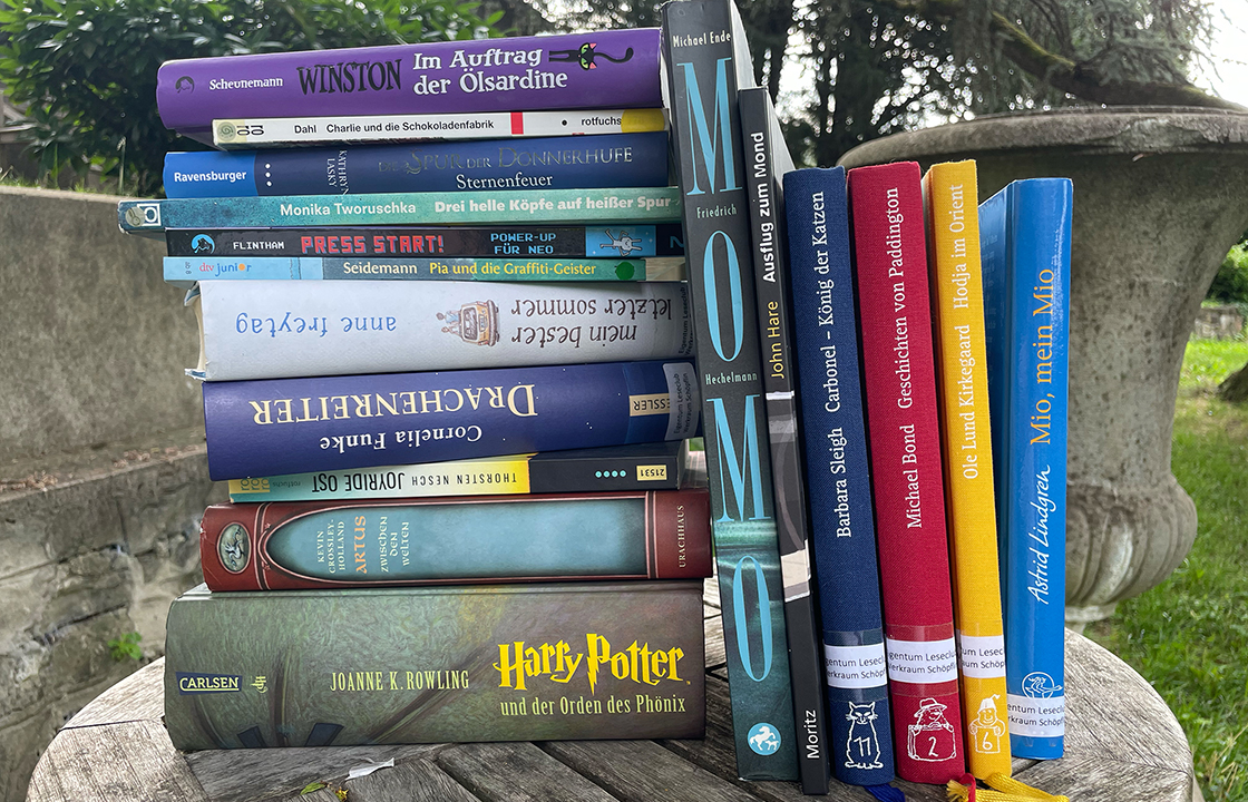 Kinder- und Jugendbücher auf einem Tisch.