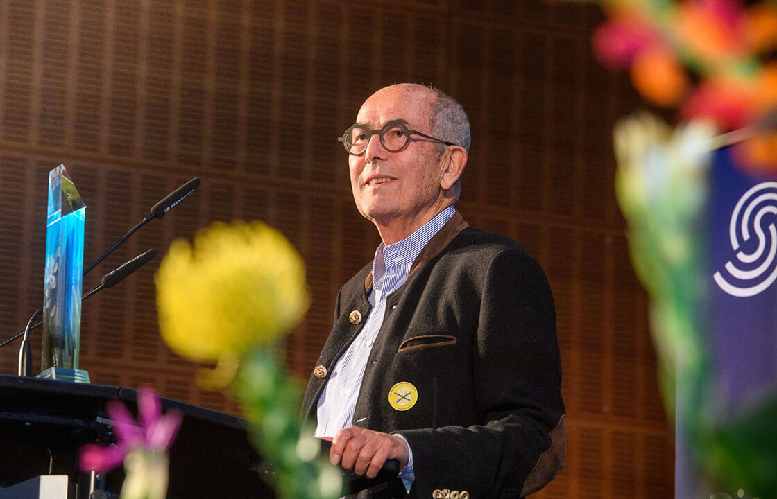 Hans Schöpflin während seiner Rede bei der Preisverleihung.